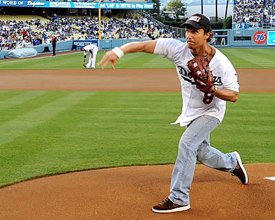 matthew-mcconaghey-dodgers-mets-first-pitch