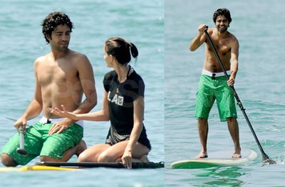 adrian-grenier-at-the-beach-with-a-woman