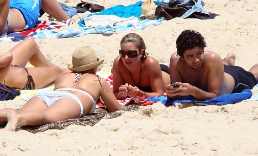 adrian-grenier-at-the-beach-with-women