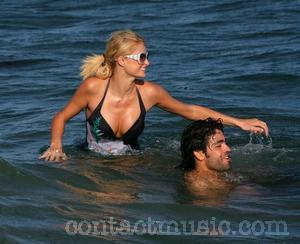 adrian-grenier-at-the-beach-with-a-woman