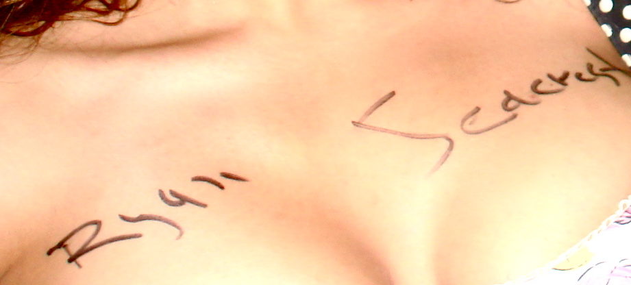 la-coacha-boobs-ryan-seacrest-autograph